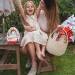 Anaïs Sanson Instagram – Petite chasse aux œufs avec des énigmes, Lila a adoré😍

Elle a trouvé les KINDER MINI FRIENDS, la POULE EN D’OR et le MAXI KINDER SURPRISE de chez
@kinderfr 🐣

Et toute la famille s’est régalée🥰

Quel est votre Kinder préféré ?😘

Collaboration commerciale @kinderfr

Pour votre santé, pratiquez une activité physique régulière http://www.mangerbouger.fr