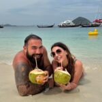 Anaïs Sanson Instagram – Les souvenirs de vacances ,c’est sacré on y touche pas ! 

Pourquoi ils comprennent pas ça?🤣🤣🤣🙈

#couple#reel#couplelove
