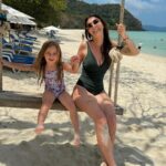 Anaïs Sanson Instagram – C’est bientôt la fin de nos vacances à Phuket🇹🇭💙
On a profité à fond avec les enfants 😍🥰

(Je vous ferais une Story permanente Thaïlande)

#family#familyfirst#vacances#thailand🇹🇭#phuket