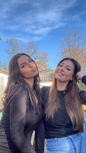 Anaïs Sanson Instagram - C’était l’idée de Shana de faire cette Trend 🤍
On vous la partage✌🏻🥰

Pour ceux qui ont loupé l’info,j’ai eu Shana a 17ans et demi!
Et je suis trop fière de la jeune fille exceptionnelle qu’elle est devenue♥️
@shanasanson.off 

#family#mereetfille#trend#reels