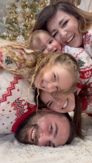 Anaïs Sanson Instagram - Mes personnes préférées au monde sur cette vidéo ❤️

#family#familylife#familyfirst#myfamily#love