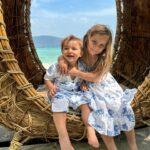 Anaïs Sanson Instagram – Mes bébés en Thaïlande 🇹🇭🤍

Je suis complètement fan de leurs looks que j’ai acheté directement à Phuket,j’adore🥰🐘

On est d’accord,c’est juste hyper mignon🤍

#family#familylife#familylove#brotherandsister