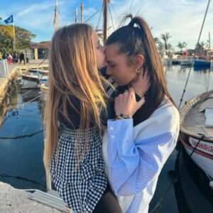 Anaïs Sanson Instagram - Les princesses de mon cœur 🤍🫶🏻
Et dire que dans moins d’un mois ma Shana aura déjà 18 ans🥹

#familylife#famille#sisters#sisterlove