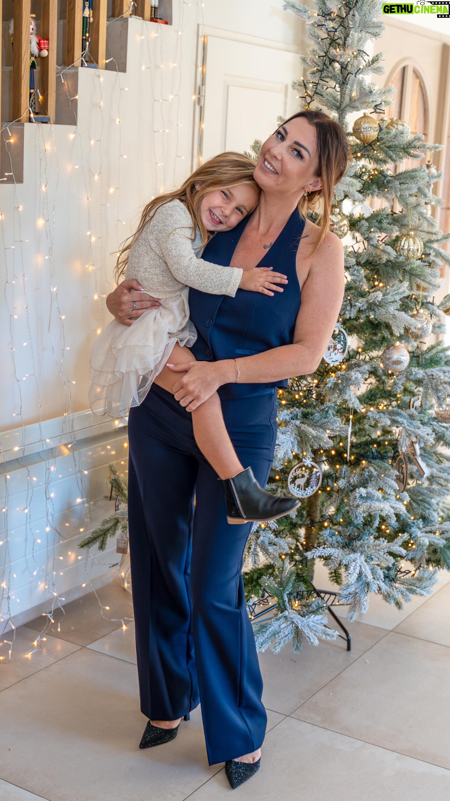 Anaïs Sanson Instagram - Totalement fan de nos looks de fêtes @ca pour toute la famille🥰 A l’occasion des fêtes de fin d’année avec @ca on vous a préparé une très belle surprise✨ On vous fait gagner 3 cartes cadeaux de 200€ à dépenser chez C&A donc 3 gagnantes🤩 Pour participer: 1/liker et commenter ce post en invitant des copines 2/bien suivre le compte insta @ca et le mien Bonne chance✨ Bravo @marie_amandine_martin @muum_of_jade et @lea.mumlife ✨ Collaboration commerciale avec @ca #WeDoTheFashion #MakeltAnOccasion