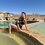 Anaïs Sanson Instagram - Superbe journée dans le désert d’Agafay☀️🤍 J’ai un coup de cœur pour Marrakech,mais ça vous le savez déjà 😁🇲🇦 Et vous vous avez déjà été à Marrakech???