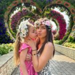 Anaïs Sanson Instagram – Mes deux filles d’amour au Miracle Garden à Dubai🌸🫶🏻🤍
J’aime trop ces photos 🫶🏻💕

#family#familylife#sisters#loveyou
