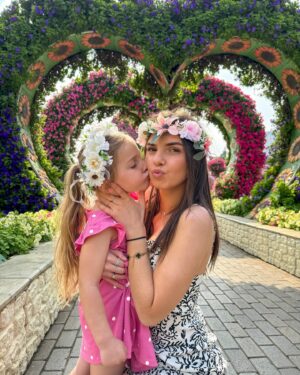 Anaïs Sanson Instagram - Mes deux filles d’amour au Miracle Garden à Dubai🌸🫶🏻🤍
J’aime trop ces photos 🫶🏻💕

#family#familylife#sisters#loveyou