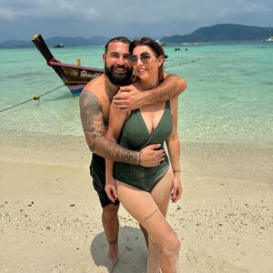 Anaïs Sanson Instagram - Retour à la réalité et des souvenirs plein la tête de notre voyage en Thaïlande 🇹🇭🤍
C’était quand même incroyable ce qu’on a vécu tous les 5😍
Des souvenirs à vie❤️🥹

Je ne sais pas si ça vous a donné envie d’y aller mais c’était génial 😍🇹🇭

#family#familyfirst#travel#thailand🇹🇭