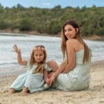 Anaïs Sanson Instagram - Photos mère fille avec ma Lila à la plage 🤍 Merci @studio_alphafilms 📷