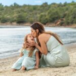 Anaïs Sanson Instagram - Photos mère fille avec ma Lila à la plage 🤍 Merci @studio_alphafilms 📷