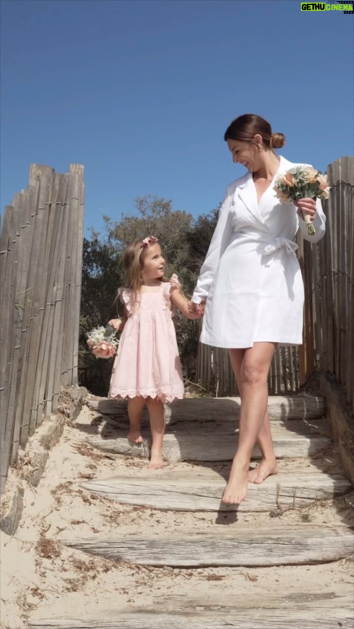 Anaïs Sanson Instagram - Vous aimez nos looks mère fille??🤍 C’est la nouvelle collection Chic Cérémonie KIABI✨ J’ai un énorme coup de cœur 🫶🏻,les tenues sont sublimes pour toutes les belles occasions✨🥰 Vous allez pouvoir retrouver de magnifiques looks élégants et chic pour toute le famille🤍 #kiabi #newco #modepetitprix Collaboration commerciale avec @kiabi.france