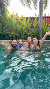Anaïs Sanson Instagram - Bien arrivé en Thaïlande à Phuket 🤩🫶🏻 On rêvait d’y aller,c’est parti pour 10 jours de vacances de folie😍😍😍 On va tout vous partager en storie ❤️ #family#familylife#vacances#thailand🇹🇭