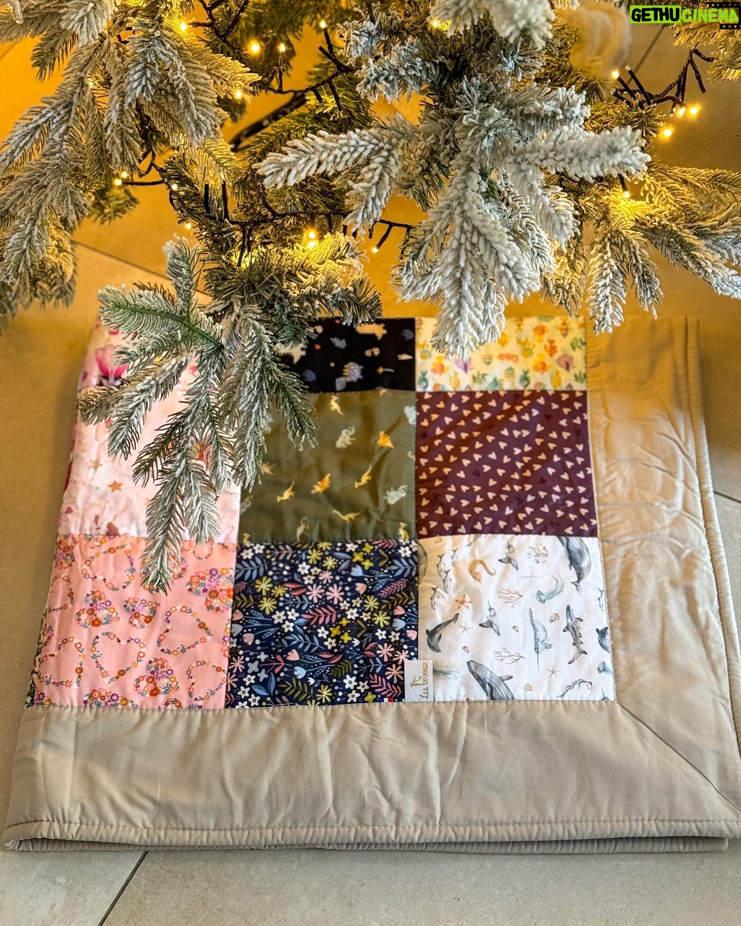 Anaïs Sanson Instagram - Big Concours✨ On vous gâte avec de très belles marques et le gagnant remportera ce très beau lot de 10 cadeaux 🎁 Le Scrapbooking, le coffret "Je suis un petit scientifique", le KidiSecrets MagicLocker, la Tonies box et sa veilleuse mouton, une robe de princesse dorée, un Miniverse Café and Diner Series 2 accompagné de la Mini Kitchen, le Bracelet Maker Popstyle, une couverture les 100Vœux, le jeu DéfiFoo et le jeu Fluffy Valley ! Pour participer; 1/liker et commenter ce post en invitant des amis 2/suivre le compte de : @gigamic_france @tonies_fr @liscianigiochi_fr @canaltoysfrance @vtech_jouets @oxybuleveiletjeux @spinmasterfrance @loki_kids @les100voeux @officialminiverse Bonne chance à tous✨ Résultats dans une semaine🎄 Bravo @happy.home.joyfamily 🤩🤩🤩 Collaboration commerciale @journeepresseetinfluence