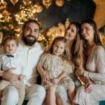 Anaïs Sanson Instagram – On vous souhaite de merveilleuses fêtes de fin d’année ✨🎄🎅🏻 ❤️
Profitez de vos proches,de ces moments si  précieux♥️✨
Une pensée aux personnes seules…

On vous embrasse très fort ❤️❤️❤️

#family#familylife#christmas#noel 
📷 @paloma.barret