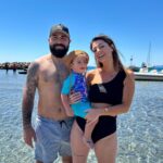 Anaïs Sanson Instagram – Savez-vous pourquoi les enfants préfèrent demander à maman plutôt qu’à papa ? 🤔

Parce que la réponse de papa sera : « Demande à maman. »

C’est pareil chez vous ?