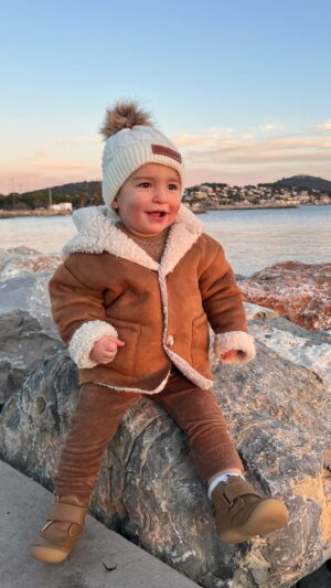 Anaïs Sanson Instagram - C’est vraiment le fils à sa mère 🤍😃

Chez vous c’est pareil???😃😅

#family#familylife#familyfirst#baby#babyboy