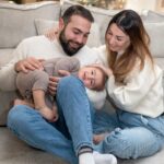 Anaïs Sanson Instagram - Notre petit Loan a été hospitalisé quand il avait seulement 1 mois. Il avait la bronchiolite à VRS (virus respiratoire syncytial) et est resté sous surveillance pendant quelques jours à l’hôpital. Si petit et déjà hospitalisé ! ‌Le virus circule le plus souvent durant la saison hivernale. Et chaque année, la bronchiolite à VRS est l’une des premières causes d’hospitalisations des bébés de moins d’1 an durant la saison hivernale. Les symptômes d’une infection par le VRS sont souvent similaires à ceux du rhume mais dans certains cas l’infection peut évoluer vers une forme plus sévère nécessitant une hospitalisation. N’hésitez pas à consulter un professionnel de santé en cas de doute ! ‌Pour protéger nos enfants contre la bronchiolite à VRS, il est recommandé, en complément des gestes barrières, d’éviter le contact avec des personnes et des enfants malades, et de désinfecter régulièrement les surfaces et les jouets. Et un lavage de nez du nourrisson répété plusieurs fois par jour est essentiel dès les premiers signes d’infection. ‌Des moyens de préventions existent, parlez-en avec votre médecin traitant et rendez-vous sur [bronchiolite-sanofi.fr](http://bronchiolite-sanofi.fr/) ‌ Et vous, avez-vous déjà été touché par la bronchiolite ??? Collaboration commerciale avec @sanofi_france