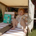 Anaïs Sanson Instagram - Bon plan pour les parents : l’application Pampers Club de @pampers_france 🩵 Vous pouvez gagner des couches GRATUITES et des bons de réduction en cumulant des points de fidélité ! Pour cela, rien de plus simple : •Ouvrez votre paquet de couches Pampers. • Scannez le code caché à l’intérieur du paquet dans votre appli. •Cumulez des points et gagnez pleins d’avantages dans le catalogue de cadeaux⚡️ •Au bout du troisième scan, vous avez un paquet de couches Premium Protection offert 🎁 Vous pouvez aussi gagner 1000 points en parrainant 5 ami(e)s ! Et profitez aussi des points bonus à chaque taille de couches. Pour gagner encore plus de points, utilisez le code BIENVENUE600 qui offre EXCEPTIONNELLEMENT 600 points bonus aux nouveaux utilisateurs❤️‍🔥 Téléchargez maintenant l’application Pampers Club et profitez de tous ces supers avantages🤩 #PampersClubApp Collaboration commerciale avec @pampers_france