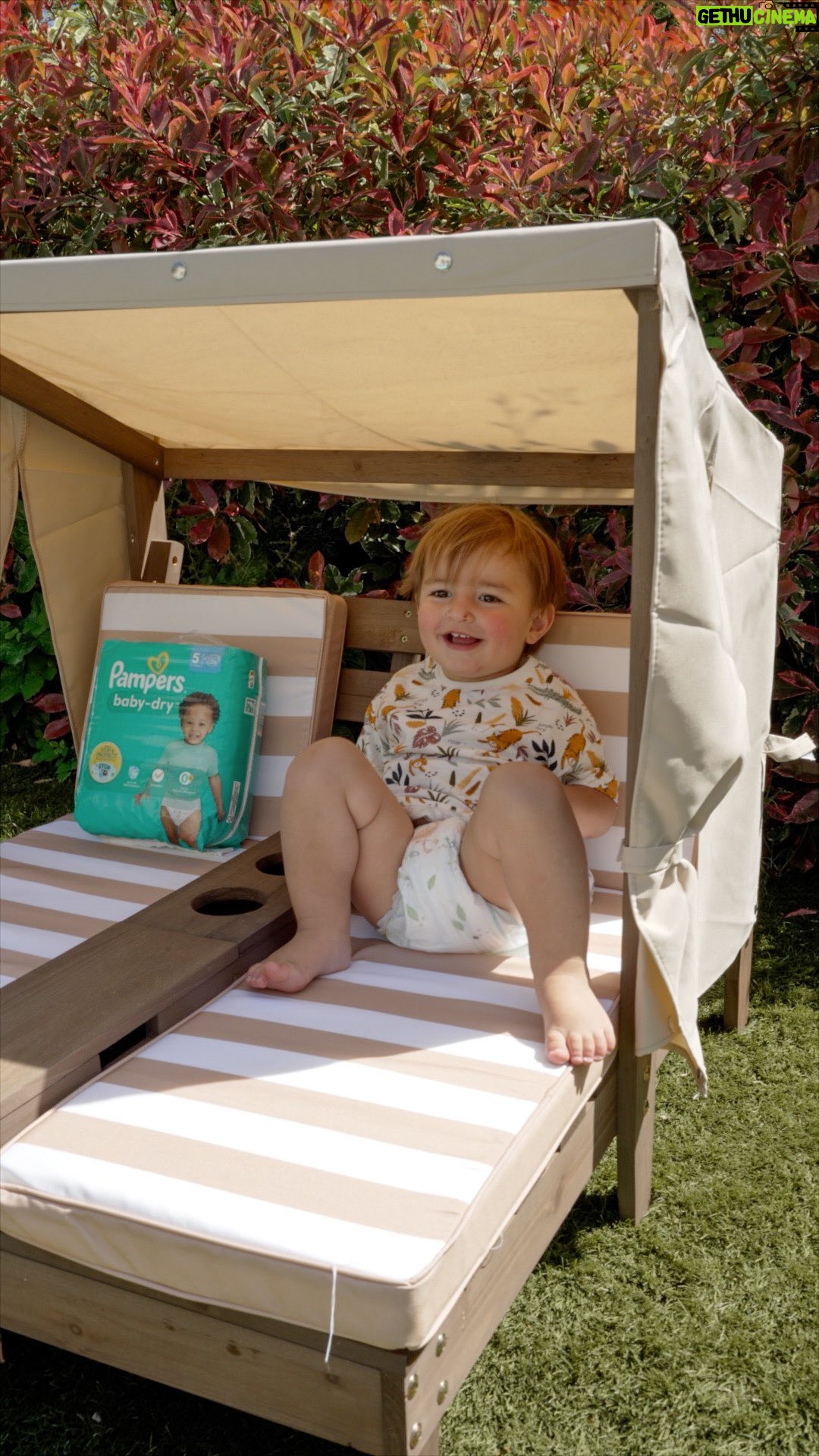 Anaïs Sanson Instagram - Bon plan pour les parents : l’application Pampers Club de @pampers_france 🩵 Vous pouvez gagner des couches GRATUITES et des bons de réduction en cumulant des points de fidélité ! Pour cela, rien de plus simple : •Ouvrez votre paquet de couches Pampers. • Scannez le code caché à l’intérieur du paquet dans votre appli. •Cumulez des points et gagnez pleins d’avantages dans le catalogue de cadeaux⚡️ •Au bout du troisième scan, vous avez un paquet de couches Premium Protection offert 🎁 Vous pouvez aussi gagner 1000 points en parrainant 5 ami(e)s ! Et profitez aussi des points bonus à chaque taille de couches. Pour gagner encore plus de points, utilisez le code BIENVENUE600 qui offre EXCEPTIONNELLEMENT 600 points bonus aux nouveaux utilisateurs❤️🔥 Téléchargez maintenant l’application Pampers Club et profitez de tous ces supers avantages🤩 #PampersClubApp Collaboration commerciale avec @pampers_france
