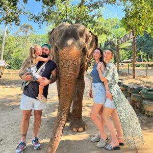 Anaïs Sanson Instagram - Retour à la réalité et des souvenirs plein la tête de notre voyage en Thaïlande 🇹🇭🤍
C’était quand même incroyable ce qu’on a vécu tous les 5😍
Des souvenirs à vie❤️🥹

Je ne sais pas si ça vous a donné envie d’y aller mais c’était génial 😍🇹🇭

#family#familyfirst#travel#thailand🇹🇭