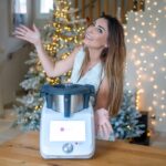Anaïs Sanson Instagram - Le 04 décembre prochain, le Monsieur Cuisine Smart fait son grand retour dans vos magasins @lidlfrance au prix de 360€. Foncez !!!!!Je sais que vous l’adorer,et surtout cuisiner devient un jeu d’enfant avec lui.🤩 C’est un robot multifonctions;cuisson à la vapeur, pétrir, mixer, hacher, réduire en purée, émulsionner, piler de la glace ou tout simplement peser : il y en a pour tous les goûts😍 Votre Monsieur Cuisine évolue ! Il râpe et coupe aussi pour vous grâce à son nouvel accessoire « FOOD PROCESSOR”au prix de 29,99€. Les disques de coupe en acier inoxydable permettent une découpe, que ce soit pour le fromage, les légumes, les fruits et d’autres aliments. Il est compatible avec le Monsieur Cuisine Smart et le Monsieur Cuisine Connect. le MONSIEUR CUISINE SMART 100% REMBOURSÉ🤩 Je vous explique,entre le 4 et le 10 décembre 2023, pour l’achat d’un Monsieur Cuisine Smart et présentation de la carte Lidl Plus, les clients recevront pendant 12 mois (à partir de janvier 2024 )un coupon Lidl Plus de 30 € à valoir sur leurs achats en supermaché, soit le remboursement total de votre nouveau robot. Coupon utilisable une seule fois. Offre limitée à 100 000 exemplaires (1 exemplaire par client LIDL Plus) et (du 4 au 11 décembre 2023) Les 100 000 premiers🤩 Le monsieur cuisine et ses supers accessoires seront disponibles dans les magasins Lidl le 04 décembre✨ Collaboration commerciale @lidlfrance