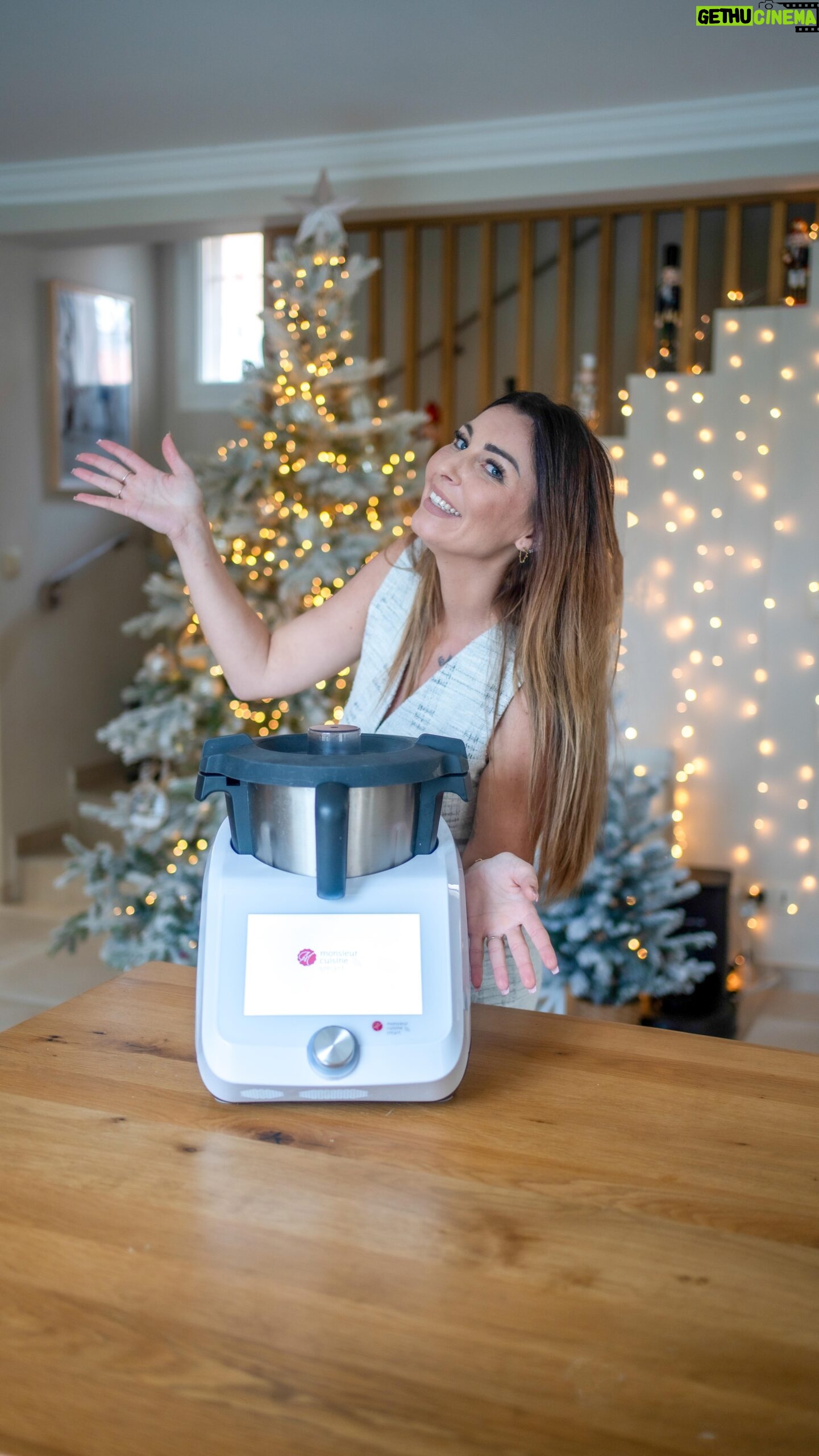 Anaïs Sanson Instagram - Le 04 décembre prochain, le Monsieur Cuisine Smart fait son grand retour dans vos magasins @lidlfrance au prix de 360€. Foncez !!!!!Je sais que vous l’adorer,et surtout cuisiner devient un jeu d’enfant avec lui.🤩 C’est un robot multifonctions;cuisson à la vapeur, pétrir, mixer, hacher, réduire en purée, émulsionner, piler de la glace ou tout simplement peser : il y en a pour tous les goûts😍 Votre Monsieur Cuisine évolue ! Il râpe et coupe aussi pour vous grâce à son nouvel accessoire « FOOD PROCESSOR”au prix de 29,99€. Les disques de coupe en acier inoxydable permettent une découpe, que ce soit pour le fromage, les légumes, les fruits et d’autres aliments. Il est compatible avec le Monsieur Cuisine Smart et le Monsieur Cuisine Connect. le MONSIEUR CUISINE SMART 100% REMBOURSÉ🤩 Je vous explique,entre le 4 et le 10 décembre 2023, pour l’achat d’un Monsieur Cuisine Smart et présentation de la carte Lidl Plus, les clients recevront pendant 12 mois (à partir de janvier 2024 )un coupon Lidl Plus de 30 € à valoir sur leurs achats en supermaché, soit le remboursement total de votre nouveau robot. Coupon utilisable une seule fois. Offre limitée à 100 000 exemplaires (1 exemplaire par client LIDL Plus) et (du 4 au 11 décembre 2023) Les 100 000 premiers🤩 Le monsieur cuisine et ses supers accessoires seront disponibles dans les magasins Lidl le 04 décembre✨ Collaboration commerciale @lidlfrance