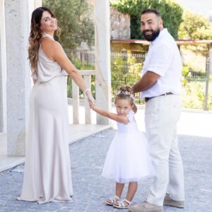 Anaïs Sanson Instagram - On a reçu les photos du baptême de Lila & Loan au Portugal 🤍 
Je vous en partage quelques unes🫶🏻
Je vous laisse swiper 😘✨

#family#familylife#familyfirst#bapteme#famille