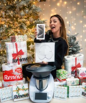 Anaïs Sanson Instagram - Énorme concours de Noël✨

Avec la marque RENOVA on vous gâte,3 gagnants,3 supers lots de folie😍 :

-LOT 1: iPhone 15 Pro Titanium 256go   1
RENOVA Christmas pack
-LOT 2 : Thermomix TM6   1 RENOVA Christmas pack
-LOT 3 : Apple Headphones   1 RENOVA
Christmas pack

Pour participer;
1/suivre le compte @myrenova et mon compte
2/Liker et commenter ce post en invitant des amis.

Bonus vous  pouvez aussi partager en storie🤩

Tirage au sort le 15 décembre 🎄🎅🏻
Bravo @powline29 tu remportes le lot 1
@aurorecrn_ tu remportes le lot 2 
@no.apriiil tu remportes le lot 3 

Collaboration commerciale avec @myrenova
