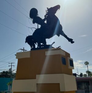 Ana Claudia Talancón Instagram - Pedro Infante tiene un lugar hermoso en Merida, fui a visitar el sitio donde dejó este mundo a bordo del avión que venía piloteando, me dio mucho gusto ver el homenaje tan lindo que le rinden a este ídolo mexicano tan querido! No se pierdan próximamente "Se llamaba Pedro Infante" por @vix #miniserie #pedroinfante #amomitrabajo #lovemyjob #serie Vestido hermoso de @lizsuarez_naturalborndreamer