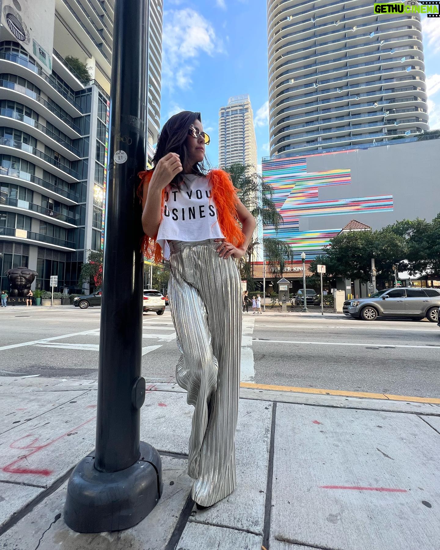 Ana Claudia Talancón Instagram - Que opinan de poner límites sanos en nuestras vidas? Ponen una coraza de “Not your business” 🤣 🛑 U optan por la comunicación? @steponfashion #fashion #mentalhealth #comunication #relationships @iconique.jewels @nyb.clothing