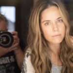 Ana Claudia Talancón Instagram - Cuando Duerme Conmigo estrena 3 de agosto en cines en México!! Gracias a @vanguardiamx por este hermoso reportaje @erickelias @eduroman811 @cuandoduermeconmigopelicula #comingsoon #estreno #proximamente #movie #pelicula 🎥 🍿 🎞️ 🎦