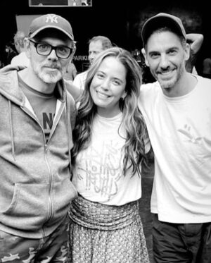 Ana Claudia Talancón Instagram - Cuando Duerme Conmigo estrena 3 de agosto en cines en México!! Gracias a @vanguardiamx por este hermoso reportaje @erickelias @eduroman811 @cuandoduermeconmigopelicula #comingsoon #estreno #proximamente #movie #pelicula 🎥 🍿 🎞️ 🎦