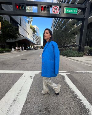 Ana Claudia Talancón Instagram - Fotuquis en Miami, de la moda la que te acomoda, o a ustedes que les parece ese dicho?  El top es @marikavera 
Los aretes son @iconique.jewels 
Blazer y pantalón @nyb.clothing