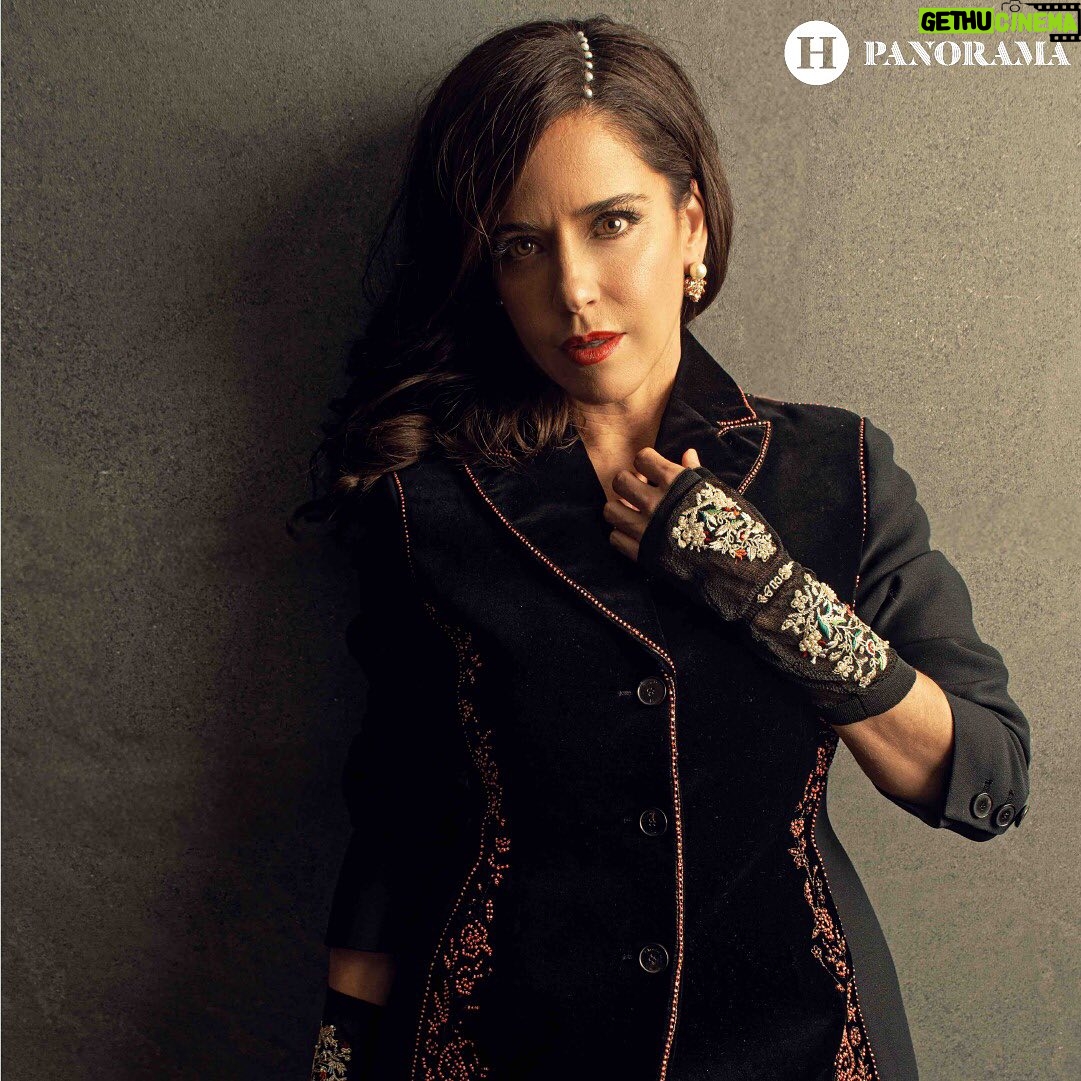 Ana Claudia Talancón Instagram - #𝗘𝗻𝗣𝗼𝗿𝘁𝗮𝗱𝗮 | El verdadero sinónimo de talento, pasión y dedicación es Ana Claudia Talancón quien verdaderamente es un icono en el cine y televisión mexicana ⭐️ Desde sus emblemáticos papeles en ‘Arráncame la vida’, ‘Soy tu fan’, ‘El crimen del padre Amaro’, ‘Matando cabos’ y ahora interpretando a María Luisa León en la serie de Pedro Infante 🤩 No sólo ha marcado a generaciones conectando con la audiencia a través de Charly sino también marca pauta en el mundo cinematográfico como una de las mujeres más importantes del espectáculo. Lit Ana Claudia Talancón: SOMOS TUS FANS 😍 Revisa la entrevista en la que nos compartió parte de sus retos como actriz, próximos objetivos así como sus must para estas fiestas decembrinas 💝 LINK EN BIO 🔗 ✍🏼 @ailedd_om 📷 @diegofierce 💄 @cheleniux00 🪮 @erika.vol 📍 @mondriancondesa 📲 @weareotherpeople