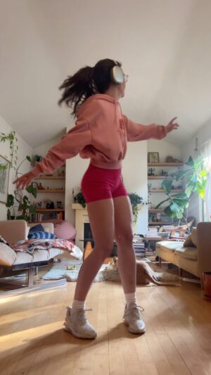 Ana Coto Instagram - Before you say Azealia’s cancelled I’ll remind you: so was I. Now… Can you name this line dance?