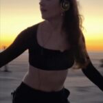 Ana Coto Instagram – quimbara quimbara, patinar me arrulla 🎵🎶 song is @austinmillz mix of the great @celiacruz of course #rollerskating #california #sunset #sandybearings #wind #goodarea