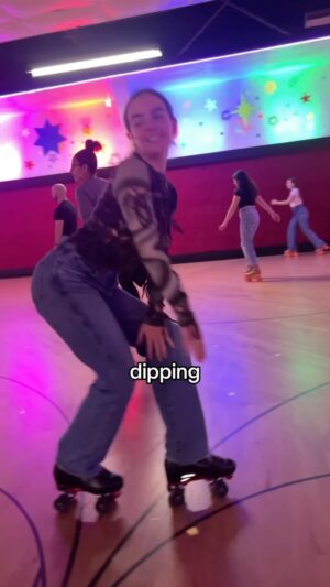 Ana Coto Instagram - progress not perfection 🤪📹 @the_good_guy91 
#rollerskating #skatetips #dipping #patinando