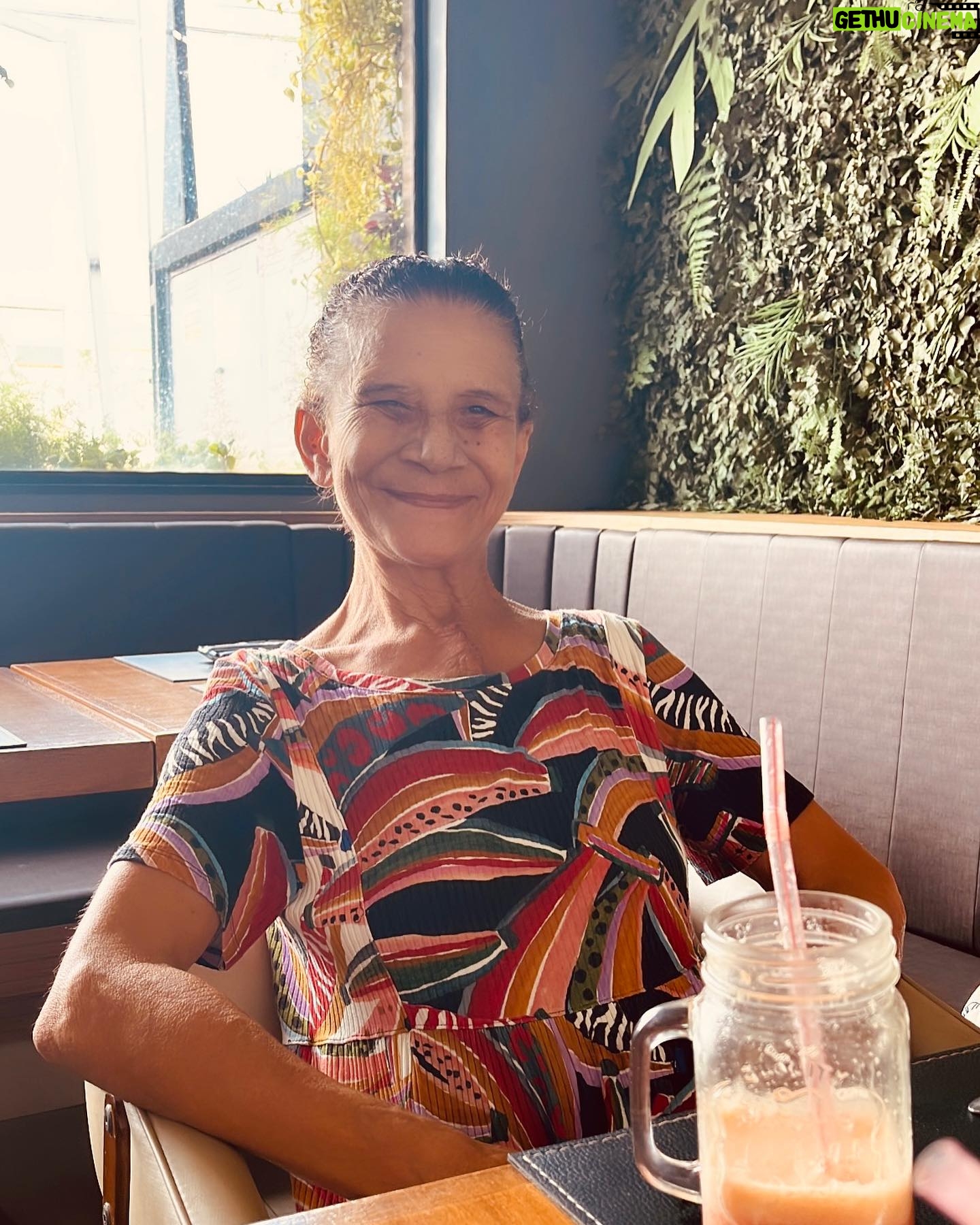 Ana Flavia Cavalcanti Instagram - Março de 24 merecia umas 50 fotos! Março de 24 foi um mês de quintas-feiras. Por aqui a vida passou de quinta em quinta-feira. Mamãe operou o coração numa quinta. Teve alta na outra. E na quinta seguinte: 7 de março estreamos Conforto no @itaucultural 🤸🏾♂️ Coisa linda. O mais importante foi a alta pra casa da Dona Val. Mãe e casa combinam. No mais tamo aí na luta das micro empresárias brasileiras. @petrobras somos muitas e trabalhamos demais pela cultura desse país. Estamos aqui, presente. Todo meu amor e respeito as micro empreendedoras INDIVIDUAIS, vulgo MEIs. Um salve também pras primas ricas da cidade EIRELIs e EPPs. “ eu pedi amor e me trouxeram dobrada a moda do Porto, fria. não é prato que se possa comer frio, mas veio frio. estava frio”.