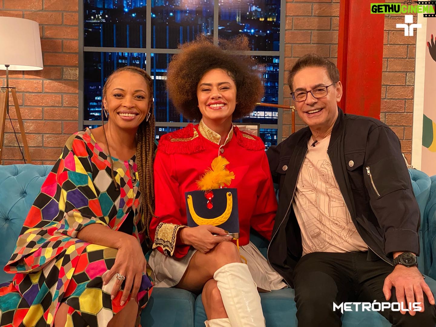 Ana Flavia Cavalcanti Instagram - Já viu ‘Conforto’, da Ana Flávia Cavalcanti? Nela, Ana costura memórias de quando acompanhava sua mãe, a diarista Val Cavalcanti. A artista veio ao Metrópolis conversar com a gente sobre o espetáculo e fez uma performance de uma cena da peça. Confira a entrevista completa hoje, às 19h20! #metropolis #cultura #peca #espetaculo #arte #teatro