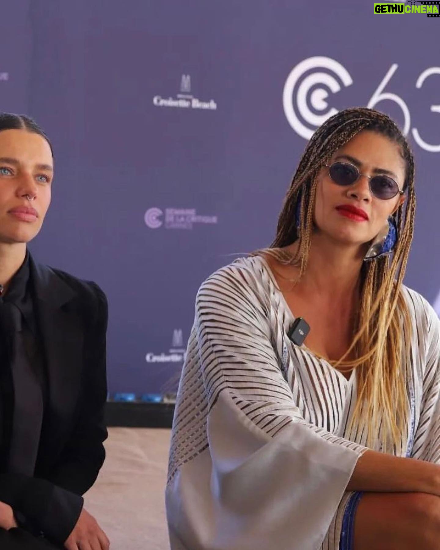 Ana Flavia Cavalcanti Instagram - Me despedindo desse festival poderoso. Baby é um filme muito potente mexeu comigo profundamente, me vi aos 14 saindo de casa, me vi aos 16 perdendo um salto na blue Space, me vi aos 18 morando sozinha num quarto de uma pensão no Brás, me vi aos 20 casando com uma mulher 20 anos mais velha, me vi aos 26 entrando no curso de teatro, me vi aos 30 comemorando aniversário no árabe de Copacabana, me vi aos 35 fazendo Malhação e me vi agora aos 41 na sala de um cinema no @festivaldecannes vendo um filme que acontece como um espelho para muitos e que para nós, corpos LGBTQIAPN chega a ser um portal. Parabéns @marcelobcaetano e toda equipe de Baby e todas as artistas brasileiras que estão e não estão em Cannes fazendo cinema, amor e bebendo cerveja. Vestido @zapartamento03 de @luiz_ap03 Brincos @carlospenna.design para @apartamento03 Sandálias @animalebrasil (@indexconectada) Óculos @evoke (@indexconectada) Edição de moda @larissalucchese Produção de moda @leilapigatto Tranças da rainha @lu_safro ♥️
