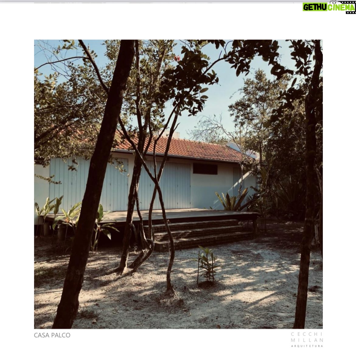 Ana Flavia Cavalcanti Instagram - CONFORTO Até 10 de novembro no @sescpompeia ! Se programe e venham estar conosco! Gente, tem de tudo nessa peça, tem mãe, tem pai, tem teatro, tem fotografia, tem vídeo, tem comida, tem performance me deu a louca e botei tudo o que tava aqui na mente-coração. Desejo fortemente que vocês venham ver. Lembrando que são poucos lugares!!! Essa semana espetáculo nos dias 26 e 27 de outubro às 20h30. Conforto costura memórias de quando Ana Flavia acompanhava sua mãe, a diarista Val Cavalcanti, nas casas de família em que trabalhava, o café da manhã que era servido no programa da Xuxa nos anos 90 e a realização de ter sua casa própria. Ao fazer alusão a um amaciante de roupas durante a peça, a autora lança mão de referências da cultura popular logo de saída, depois, com um borrifador de perfume em punho e vestida de paquita, a atriz cultiva, em Conforto, um novo momento de sua trajetória. Temporada: 17 de outubro a 10 de novembro. Terças, quartas, quintas e sextas-feiras, às 20h30. (Sessões duplas nos dias 9 e 10 de novembro às 18h e às 20h30). 80 minutos | 50 lugares @sescpompeia (Espaço Cênico) R. Clélia, 93 - Água Branca | Telefone: 3871-7700 Concepção, direção e atuação: @anaflaviacavalcanti | Supervisão artística: @settiisabel @fabio.osorio | Performer convidada: @val.cavalcanti.988 | Cenário: @mariliapiraju | Cenotecnia: @cassio.omae | Figurino: @anaflaviacavalcanti e @mariliapiraju | Trilha sonora: @aluabernardo | Execução de música ao vivo: @aluabernardo e @biafraoli (stand in) | Iluminação: @c.ynti.a | Operação de Luz: @c.ynti.a e @angeltaize | Operação de Vídeo: @tiagosilva_fotografia | Fotografias: @hannavadasz @jorgebispo @feavilaaa | Produção: @rafaferro2020 | Produção Executiva: @jandilsonvieira | Assistente de Produção: @mariana_molina | Assessoria de Imprensa: @pedro7wood e @rafaferro2020 | Preparação Vocal: @settiisabel | Designer: Jonas “Joe” Borges e Daniel Kulaback | Tratamento de Fotos: @sergiolisboa | Apoios @lejazzboulangerie @gilov @planetasrestaurante @cantinalunadicapri @cantinaepizzariapiolin @pompeuepompeia | Realização @sescsp @sescpompeia