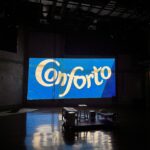 Ana Flavia Cavalcanti Instagram - CONFORTO Até 10 de novembro no @sescpompeia ! Se programe e venham estar conosco! Gente, tem de tudo nessa peça, tem mãe, tem pai, tem teatro, tem fotografia, tem vídeo, tem comida, tem performance me deu a louca e botei tudo o que tava aqui na mente-coração. Desejo fortemente que vocês venham ver. Lembrando que são poucos lugares!!! Essa semana espetáculo nos dias 26 e 27 de outubro às 20h30. Conforto costura memórias de quando Ana Flavia acompanhava sua mãe, a diarista Val Cavalcanti, nas casas de família em que trabalhava, o café da manhã que era servido no programa da Xuxa nos anos 90 e a realização de ter sua casa própria. Ao fazer alusão a um amaciante de roupas durante a peça, a autora lança mão de referências da cultura popular logo de saída, depois, com um borrifador de perfume em punho e vestida de paquita, a atriz cultiva, em Conforto, um novo momento de sua trajetória. Temporada: 17 de outubro a 10 de novembro. Terças, quartas, quintas e sextas-feiras, às 20h30. (Sessões duplas nos dias 9 e 10 de novembro às 18h e às 20h30). 80 minutos | 50 lugares @sescpompeia (Espaço Cênico) R. Clélia, 93 - Água Branca | Telefone: 3871-7700 Concepção, direção e atuação: @anaflaviacavalcanti | Supervisão artística: @settiisabel @fabio.osorio | Performer convidada: @val.cavalcanti.988 | Cenário: @mariliapiraju | Cenotecnia: @cassio.omae | Figurino: @anaflaviacavalcanti e @mariliapiraju | Trilha sonora: @aluabernardo | Execução de música ao vivo: @aluabernardo e @biafraoli (stand in) | Iluminação: @c.ynti.a | Operação de Luz: @c.ynti.a e @angeltaize | Operação de Vídeo: @tiagosilva_fotografia | Fotografias: @hannavadasz @jorgebispo @feavilaaa | Produção: @rafaferro2020 | Produção Executiva: @jandilsonvieira | Assistente de Produção: @mariana_molina | Assessoria de Imprensa: @pedro7wood e @rafaferro2020 | Preparação Vocal: @settiisabel | Designer: Jonas “Joe” Borges e Daniel Kulaback | Tratamento de Fotos: @sergiolisboa | Apoios @lejazzboulangerie @gilov @planetasrestaurante @cantinalunadicapri @cantinaepizzariapiolin @pompeuepompeia | Realização @sescsp @sescpompeia
