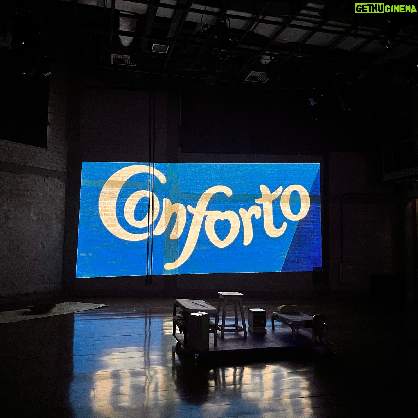 Ana Flavia Cavalcanti Instagram - CONFORTO Até 10 de novembro no @sescpompeia ! Se programe e venham estar conosco! Gente, tem de tudo nessa peça, tem mãe, tem pai, tem teatro, tem fotografia, tem vídeo, tem comida, tem performance me deu a louca e botei tudo o que tava aqui na mente-coração. Desejo fortemente que vocês venham ver. Lembrando que são poucos lugares!!! Essa semana espetáculo nos dias 26 e 27 de outubro às 20h30. Conforto costura memórias de quando Ana Flavia acompanhava sua mãe, a diarista Val Cavalcanti, nas casas de família em que trabalhava, o café da manhã que era servido no programa da Xuxa nos anos 90 e a realização de ter sua casa própria. Ao fazer alusão a um amaciante de roupas durante a peça, a autora lança mão de referências da cultura popular logo de saída, depois, com um borrifador de perfume em punho e vestida de paquita, a atriz cultiva, em Conforto, um novo momento de sua trajetória. Temporada: 17 de outubro a 10 de novembro. Terças, quartas, quintas e sextas-feiras, às 20h30. (Sessões duplas nos dias 9 e 10 de novembro às 18h e às 20h30). 80 minutos | 50 lugares @sescpompeia (Espaço Cênico) R. Clélia, 93 - Água Branca | Telefone: 3871-7700 Concepção, direção e atuação: @anaflaviacavalcanti | Supervisão artística: @settiisabel @fabio.osorio | Performer convidada: @val.cavalcanti.988 | Cenário: @mariliapiraju | Cenotecnia: @cassio.omae | Figurino: @anaflaviacavalcanti e @mariliapiraju | Trilha sonora: @aluabernardo | Execução de música ao vivo: @aluabernardo e @biafraoli (stand in) | Iluminação: @c.ynti.a | Operação de Luz: @c.ynti.a e @angeltaize | Operação de Vídeo: @tiagosilva_fotografia | Fotografias: @hannavadasz @jorgebispo @feavilaaa | Produção: @rafaferro2020 | Produção Executiva: @jandilsonvieira | Assistente de Produção: @mariana_molina | Assessoria de Imprensa: @pedro7wood e @rafaferro2020 | Preparação Vocal: @settiisabel | Designer: Jonas “Joe” Borges e Daniel Kulaback | Tratamento de Fotos: @sergiolisboa | Apoios @lejazzboulangerie @gilov @planetasrestaurante @cantinalunadicapri @cantinaepizzariapiolin @pompeuepompeia | Realização @sescsp @sescpompeia