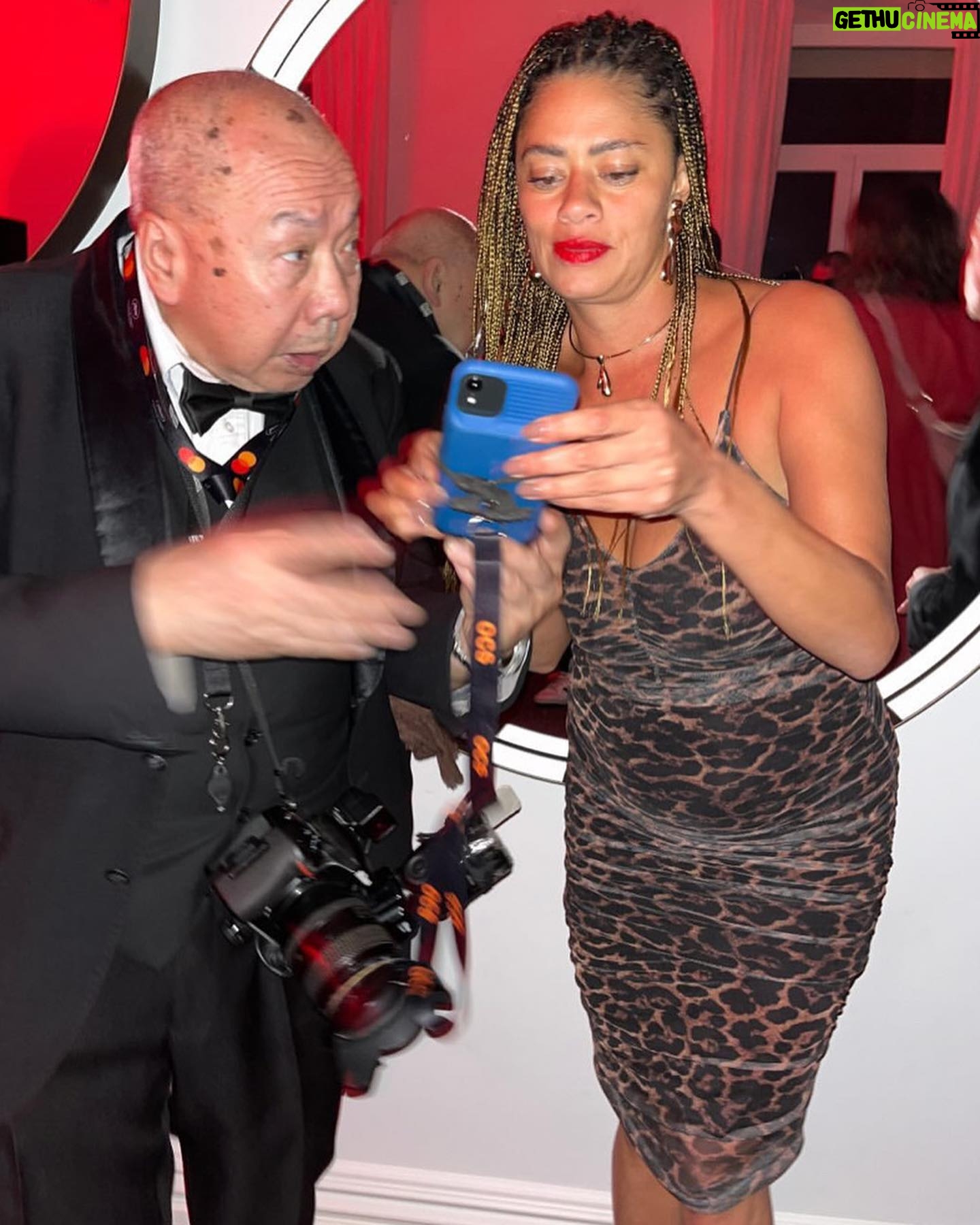 Ana Flavia Cavalcanti Instagram - Me despedindo desse festival poderoso. Baby é um filme muito potente mexeu comigo profundamente, me vi aos 14 saindo de casa, me vi aos 16 perdendo um salto na blue Space, me vi aos 18 morando sozinha num quarto de uma pensão no Brás, me vi aos 20 casando com uma mulher 20 anos mais velha, me vi aos 26 entrando no curso de teatro, me vi aos 30 comemorando aniversário no árabe de Copacabana, me vi aos 35 fazendo Malhação e me vi agora aos 41 na sala de um cinema no @festivaldecannes vendo um filme que acontece como um espelho para muitos e que para nós, corpos LGBTQIAPN chega a ser um portal. Parabéns @marcelobcaetano e toda equipe de Baby e todas as artistas brasileiras que estão e não estão em Cannes fazendo cinema, amor e bebendo cerveja. Vestido @zapartamento03 de @luiz_ap03 Brincos @carlospenna.design para @apartamento03 Sandálias @animalebrasil (@indexconectada) Óculos @evoke (@indexconectada) Edição de moda @larissalucchese Produção de moda @leilapigatto Tranças da rainha @lu_safro ♥️