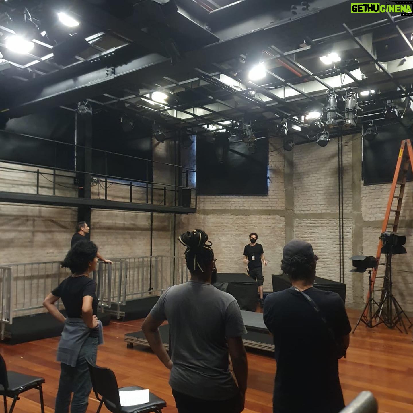 Ana Flavia Cavalcanti Instagram - CONFORTO Até 10 de novembro no @sescpompeia ! Se programe e venham estar conosco! Gente, tem de tudo nessa peça, tem mãe, tem pai, tem teatro, tem fotografia, tem vídeo, tem comida, tem performance me deu a louca e botei tudo o que tava aqui na mente-coração. Desejo fortemente que vocês venham ver. Lembrando que são poucos lugares!!! Essa semana espetáculo nos dias 26 e 27 de outubro às 20h30. Conforto costura memórias de quando Ana Flavia acompanhava sua mãe, a diarista Val Cavalcanti, nas casas de família em que trabalhava, o café da manhã que era servido no programa da Xuxa nos anos 90 e a realização de ter sua casa própria. Ao fazer alusão a um amaciante de roupas durante a peça, a autora lança mão de referências da cultura popular logo de saída, depois, com um borrifador de perfume em punho e vestida de paquita, a atriz cultiva, em Conforto, um novo momento de sua trajetória. Temporada: 17 de outubro a 10 de novembro. Terças, quartas, quintas e sextas-feiras, às 20h30. (Sessões duplas nos dias 9 e 10 de novembro às 18h e às 20h30). 80 minutos | 50 lugares @sescpompeia (Espaço Cênico) R. Clélia, 93 - Água Branca | Telefone: 3871-7700 Concepção, direção e atuação: @anaflaviacavalcanti | Supervisão artística: @settiisabel @fabio.osorio | Performer convidada: @val.cavalcanti.988 | Cenário: @mariliapiraju | Cenotecnia: @cassio.omae | Figurino: @anaflaviacavalcanti e @mariliapiraju | Trilha sonora: @aluabernardo | Execução de música ao vivo: @aluabernardo e @biafraoli (stand in) | Iluminação: @c.ynti.a | Operação de Luz: @c.ynti.a e @angeltaize | Operação de Vídeo: @tiagosilva_fotografia | Fotografias: @hannavadasz @jorgebispo @feavilaaa | Produção: @rafaferro2020 | Produção Executiva: @jandilsonvieira | Assistente de Produção: @mariana_molina | Assessoria de Imprensa: @pedro7wood e @rafaferro2020 | Preparação Vocal: @settiisabel | Designer: Jonas “Joe” Borges e Daniel Kulaback | Tratamento de Fotos: @sergiolisboa | Apoios @lejazzboulangerie @gilov @planetasrestaurante @cantinalunadicapri @cantinaepizzariapiolin @pompeuepompeia | Realização @sescsp @sescpompeia