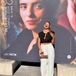Ana Flavia Cavalcanti Instagram - Cerimônia de premiação da @semaine_de_la_critique no hotel Miramar em Cannes. Nossa equipe toda reunida para celebrar o prêmio de ator revelação para Ricardo Teodoro. Quero aproveitar para deixar muitos beijos e muitas palmas para @_joaomariano nosso eterno e doce Baby. Sinto que nasci para a Croisette! N’est-ce pas ? Calça e camisa @flaviaaranha Top @iarawisnik_ Brincos, colar e bracelete @lauracangussubrand Sandálias e bolsa @laiashoes de @lialaia Óculos @evoke (@indexconectada) Edição de moda @larissalucchese Produção de moda @leilapigatto Tranças da rainha @lu_safro ♥️