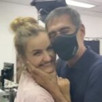 Ana Flavia Cavalcanti Instagram - Hoje estreia Os Outros na @tvglobo depois de Renascer. Essa série é ponta de lança em muitos aspectos, o autor da série @olucasparaizo e sua equipe trouxeram a zona oeste do Rio de Janeiro seus condomínios e condôminos pro centro da trama. Veio a calhar. A @luisalim é a nossa diretora geral, uma mulher muito muito especial, libriana que vê beleza, vê crueza, nos instiga a ver também e entrega sequências de tirar o fôlego. Eu amo esse dia! A prova de figurino da minha personagem Sandra ou Sandrinha pros íntimos. Por esse vídeo já da pra sentir a vibe da galera 🤸🏾‍♂️ @cao.albuquerque assina o figurino. O Cao é chiq na delicadeza, não tem chiqueza melhor! @laratac também assina a direção da série e foi um bálsamo nosso encontro. Pra mim foi e acho que pra você também, né meu amor? A gente se acolheu muito nesse trabalho. Parabéns Lara sua direção é primorosa. Você and Lu arrebentaram muito. Tem muita gente linda e talentosa. @maevejinkings brilha no escuro de uma relação muito doente. Que atriz! Parabéns, amiga! Esse trabalho é especial na sua carreira. Adriana Esteves, que não tem insta, dispensa comentários. E meu coração quando soube que ia fazer cena com a Adriana? A gente finge normalidade mas por dentro tá como? Uma atriz tão dedicada, uma gata e muito engraçada. Que honra e sorte poder estar nesses espaços. Agradeço todo dia. @oficialdricamoraes eu te amo! Só tem você igual a você no mundo. Eu sei que a gente fala isso pra todo mundo, mas no seu caso é verdade. Gente, a Drica é muito legal! @thomasaquinooficial_ parabéns você vai fazer falta hoje. @cortaz que trabalho irretocável! Grande grande entrega, lindo e doído de ver. Sou sua fã. @eduardosterblitch te aplauso de pé, seu personagem causa ojeriza na gente. E como pode? Você é uma coisa de lindo. Bom ator que fala, ne? @kelnermacedo te disse essa semana: eu amo seu trabalho nessa série. Parabéns meu amigo tão amado. @zoeguglielmoni queria trabalhar com você todo dia e te encontrar “algumas” noites pra um brinde. Eu adoro adoro adoro você! Todo elenco e equipe viva Os Outros! Hoje a gente estreia na tv. Eu amo estreia.