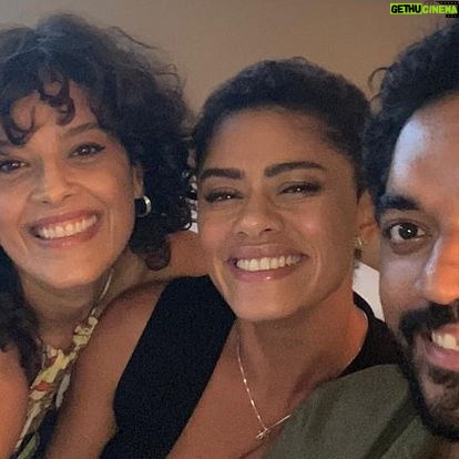Ana Flavia Cavalcanti Instagram - Hoje estreia Os Outros na @tvglobo depois de Renascer. Essa série é ponta de lança em muitos aspectos, o autor da série @olucasparaizo e sua equipe trouxeram a zona oeste do Rio de Janeiro seus condomínios e condôminos pro centro da trama. Veio a calhar. A @luisalim é a nossa diretora geral, uma mulher muito muito especial, libriana que vê beleza, vê crueza, nos instiga a ver também e entrega sequências de tirar o fôlego. Eu amo esse dia! A prova de figurino da minha personagem Sandra ou Sandrinha pros íntimos. Por esse vídeo já da pra sentir a vibe da galera 🤸🏾♂️ @cao.albuquerque assina o figurino. O Cao é chiq na delicadeza, não tem chiqueza melhor! @laratac também assina a direção da série e foi um bálsamo nosso encontro. Pra mim foi e acho que pra você também, né meu amor? A gente se acolheu muito nesse trabalho. Parabéns Lara sua direção é primorosa. Você and Lu arrebentaram muito. Tem muita gente linda e talentosa. @maevejinkings brilha no escuro de uma relação muito doente. Que atriz! Parabéns, amiga! Esse trabalho é especial na sua carreira. Adriana Esteves, que não tem insta, dispensa comentários. E meu coração quando soube que ia fazer cena com a Adriana? A gente finge normalidade mas por dentro tá como? Uma atriz tão dedicada, uma gata e muito engraçada. Que honra e sorte poder estar nesses espaços. Agradeço todo dia. @oficialdricamoraes eu te amo! Só tem você igual a você no mundo. Eu sei que a gente fala isso pra todo mundo, mas no seu caso é verdade. Gente, a Drica é muito legal! @thomasaquinooficial_ parabéns você vai fazer falta hoje. @cortaz que trabalho irretocável! Grande grande entrega, lindo e doído de ver. Sou sua fã. @eduardosterblitch te aplauso de pé, seu personagem causa ojeriza na gente. E como pode? Você é uma coisa de lindo. Bom ator que fala, ne? @kelnermacedo te disse essa semana: eu amo seu trabalho nessa série. Parabéns meu amigo tão amado. @zoeguglielmoni queria trabalhar com você todo dia e te encontrar “algumas” noites pra um brinde. Eu adoro adoro adoro você! Todo elenco e equipe viva Os Outros! Hoje a gente estreia na tv. Eu amo estreia.