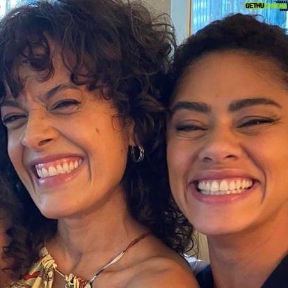 Ana Flavia Cavalcanti Instagram - Hoje estreia Os Outros na @tvglobo depois de Renascer. Essa série é ponta de lança em muitos aspectos, o autor da série @olucasparaizo e sua equipe trouxeram a zona oeste do Rio de Janeiro seus condomínios e condôminos pro centro da trama. Veio a calhar. A @luisalim é a nossa diretora geral, uma mulher muito muito especial, libriana que vê beleza, vê crueza, nos instiga a ver também e entrega sequências de tirar o fôlego. Eu amo esse dia! A prova de figurino da minha personagem Sandra ou Sandrinha pros íntimos. Por esse vídeo já da pra sentir a vibe da galera 🤸🏾♂️ @cao.albuquerque assina o figurino. O Cao é chiq na delicadeza, não tem chiqueza melhor! @laratac também assina a direção da série e foi um bálsamo nosso encontro. Pra mim foi e acho que pra você também, né meu amor? A gente se acolheu muito nesse trabalho. Parabéns Lara sua direção é primorosa. Você and Lu arrebentaram muito. Tem muita gente linda e talentosa. @maevejinkings brilha no escuro de uma relação muito doente. Que atriz! Parabéns, amiga! Esse trabalho é especial na sua carreira. Adriana Esteves, que não tem insta, dispensa comentários. E meu coração quando soube que ia fazer cena com a Adriana? A gente finge normalidade mas por dentro tá como? Uma atriz tão dedicada, uma gata e muito engraçada. Que honra e sorte poder estar nesses espaços. Agradeço todo dia. @oficialdricamoraes eu te amo! Só tem você igual a você no mundo. Eu sei que a gente fala isso pra todo mundo, mas no seu caso é verdade. Gente, a Drica é muito legal! @thomasaquinooficial_ parabéns você vai fazer falta hoje. @cortaz que trabalho irretocável! Grande grande entrega, lindo e doído de ver. Sou sua fã. @eduardosterblitch te aplauso de pé, seu personagem causa ojeriza na gente. E como pode? Você é uma coisa de lindo. Bom ator que fala, ne? @kelnermacedo te disse essa semana: eu amo seu trabalho nessa série. Parabéns meu amigo tão amado. @zoeguglielmoni queria trabalhar com você todo dia e te encontrar “algumas” noites pra um brinde. Eu adoro adoro adoro você! Todo elenco e equipe viva Os Outros! Hoje a gente estreia na tv. Eu amo estreia.