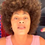 Ana Flavia Cavalcanti Instagram - CONFORTO Estreia amanhã as 20h no Itaú Cultural na Av Paulista 149 @itaucultural ☀️ Venham! Temporada curtinha de 7 a 10 de março de quinta a domingo. Quinta, sexta e sábado as 20h. Domingo as 19h. Tá esgotado no site mas tem lista de espera e todo mundo entra. Vem sim que dá!! Participação mais que especial de @val.cavalcanti.988 @edianemariamtst e @aluabernardo nas canções e baixo. Produção de @rafaferro2020 & @jandilsonvieira ♥️ Assistente de produção @mariana_molina Iluminação @c.ynti.a Cenário @mariliapiraju Fotografia e contra-regra @feavilaaa Supervisão artística @settiisabel @fabio.osorio @cristinamourareal @estreladalva 🎤 Parceiro amado @lejazzboulangerie 🥐 Eu assino a direção, a dramaturgia e tô lá em cena do jeitinho que eu amo. Desconto pra esse verdinho do dente, tá? Vivo mastigando uma folhinha e achei o vídeo tão bom vai com verde com supremo com tudo. Beijos beijos.